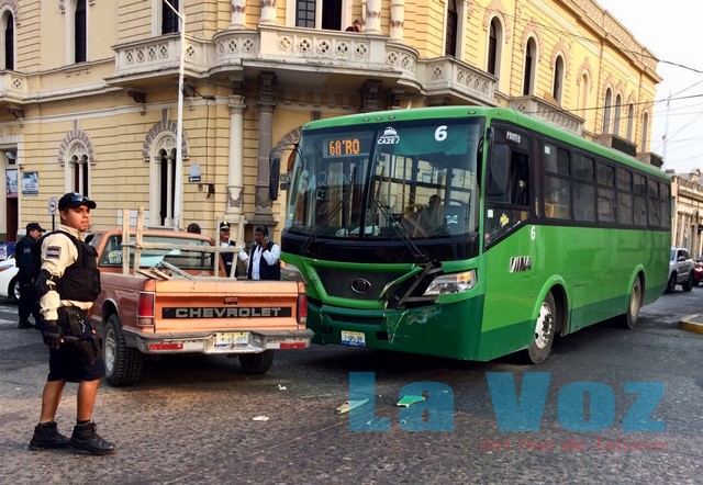 29 urbano vs camioneta (2)