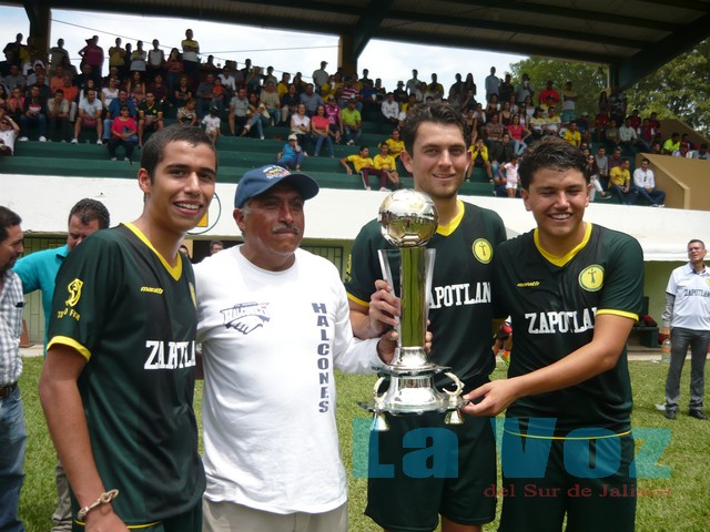 LIGA GUZMANENSE-----ZAPOTLAN RECIBIENDO TROFEO DE CAMPEON