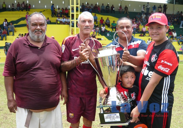 LIGA CONSTITUYENTES-----BUGA-AA RECIBIENDO TROFEO DE CAMPEON